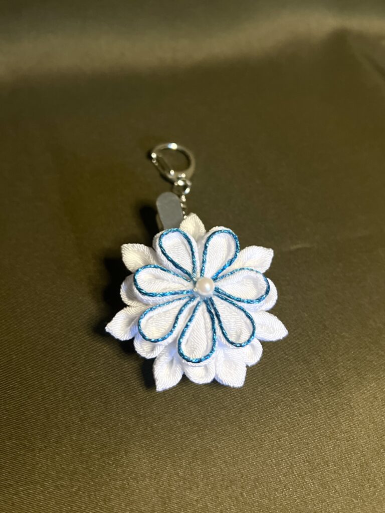 白と青のつまみ細工バッグチャーム・クリップ「水花」の花モチーフ