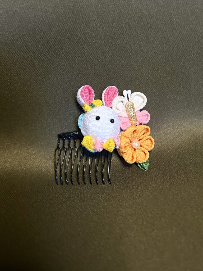 白いうさぎと蝶とオレンジの花を組み合わせた七五三用つまみ細工コーム