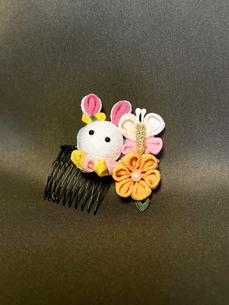 うさぎ・蝶・花をあしらった子ども向けつまみ細工髪飾り「花うさぎ」