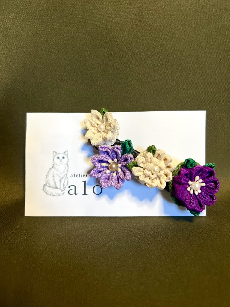 紫・藤色・生成りの花を並べた約9cmのつまみ細工バレッタ「彩花」