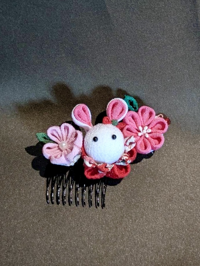 白いうさぎとピンクの花を組み合わせたつまみ細工髪飾り「花うさぎ」