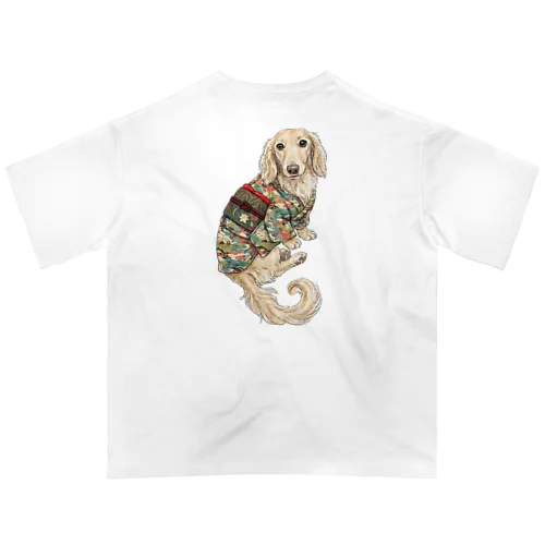 深い緑色の小紋をまとったクリーム色のダックスフンドを描いた白いTシャツ