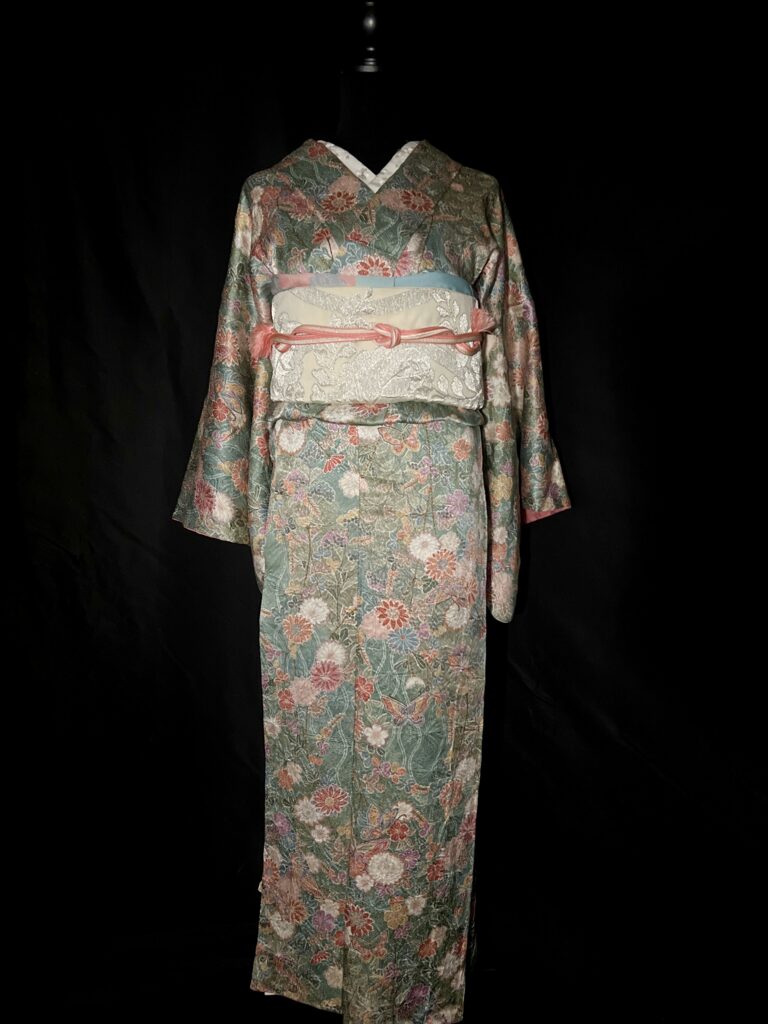 深い緑を基調に花や蝶の文様が全体に広がる祖母の正絹小紋