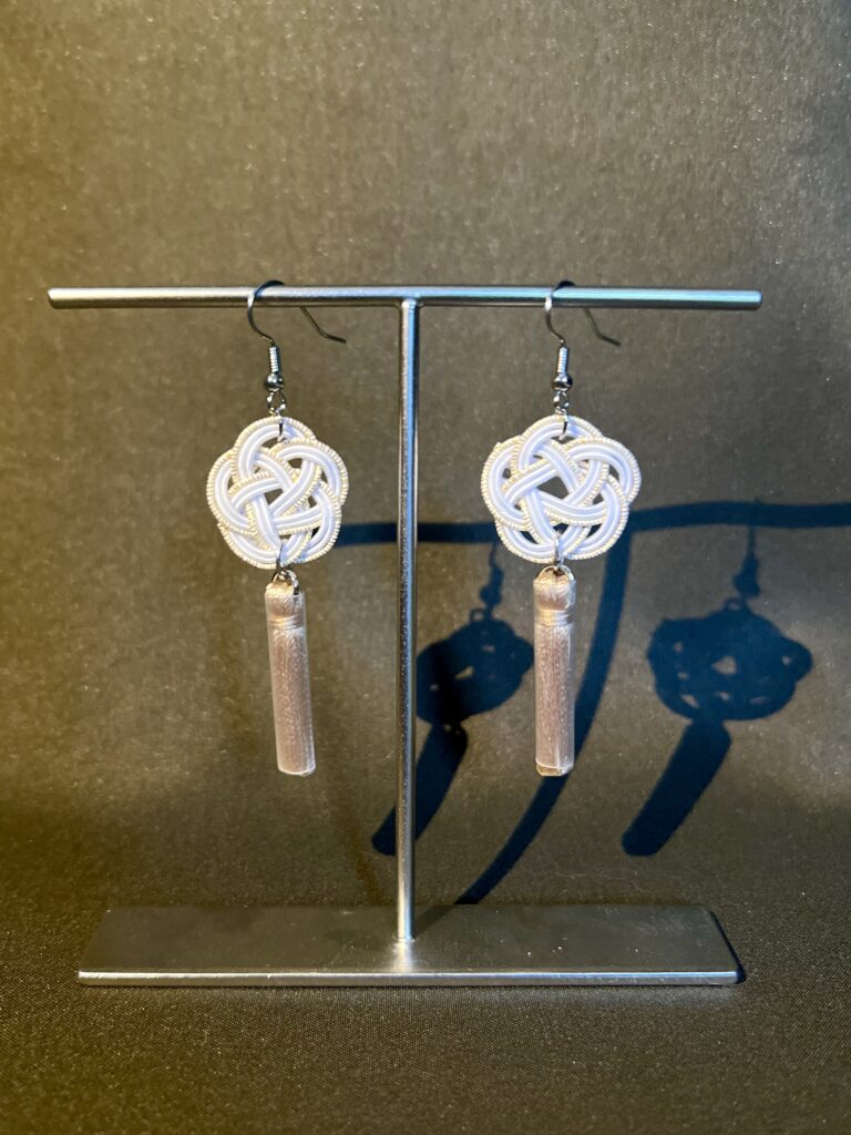 白い水引の結びに淡い色のタッセルを合わせたピアス。和装にも洋装にも取り入れやすいatelier aloの水引アクセサリー