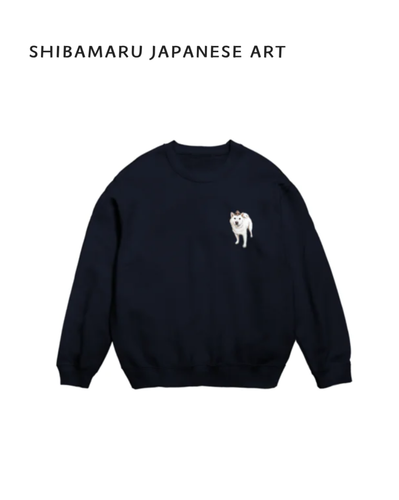 ネイビーのスウェットに、カウボーイハットをかぶった真顔の白柴をワンポイントでデザインしたCOWBOY SHIBAMARU。